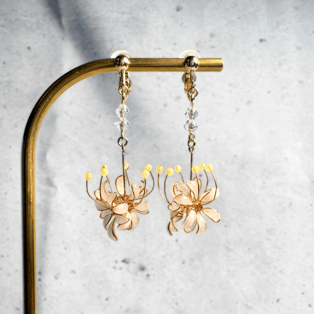 【彼岸花／曼珠沙華】イヤリング ホワイト／ニッケルフリー／白い2粒のストーン／レジン×ワイヤー／幻想的／和装／受注製作 | 7枚目